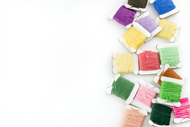 kolorowe nici ułożone do wzoru